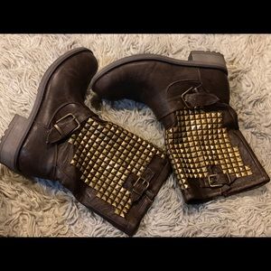 Motorcycle studded boots by Wanted.